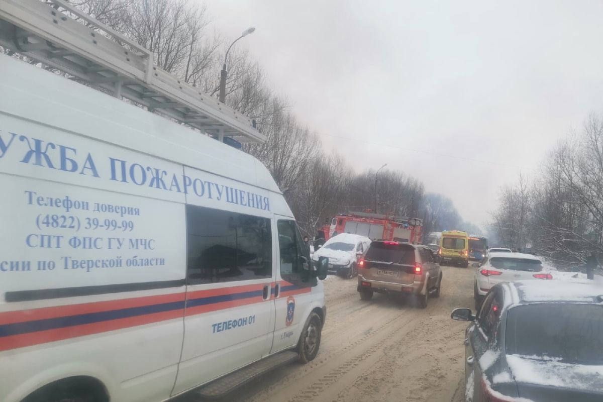 В Твери загорелся жилой дом на две семьи