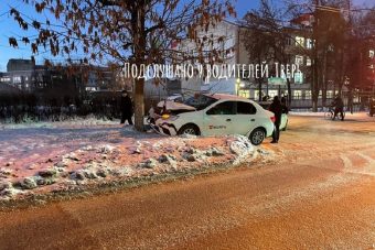 На проспекте Чайковского в Твери легковушка врезалась в дерево