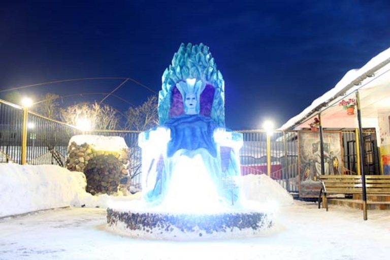Осужденные колоний в Тверской области лепят снежные скульптуры
