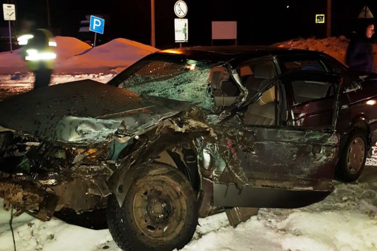В Тверской области после столкновения с КАМАЗом водитель легковушки чудом остался жив