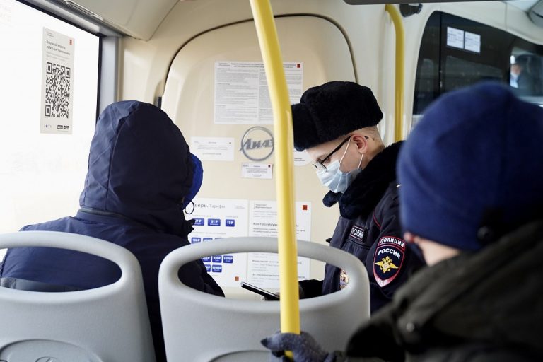 В общественном транспорте Твери ловили пассажиров без масок