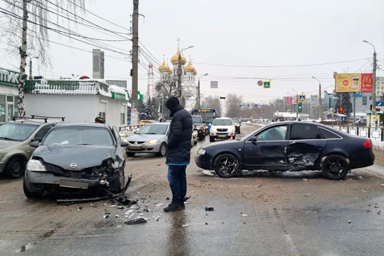 В Твери в столкновении двух легковушек пострадала женщина-водитель