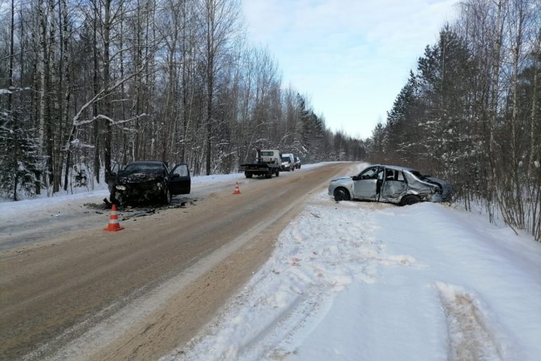 В Тверской области столкнулись Datsun и Nissan: четверо пострадали