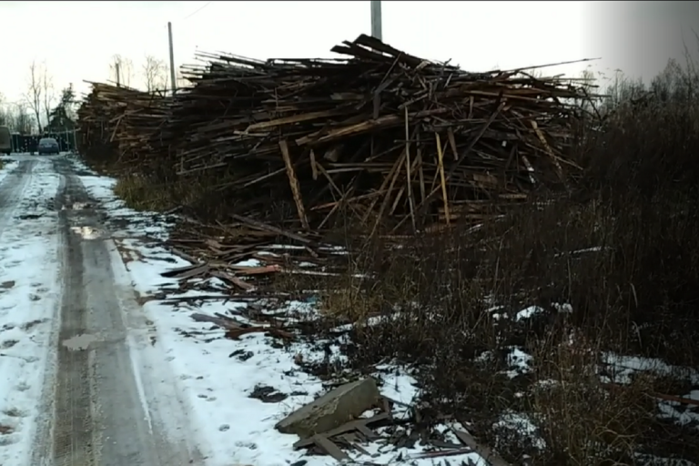 Жители Тверской области пожаловались на огромные навалы отходов у дороги