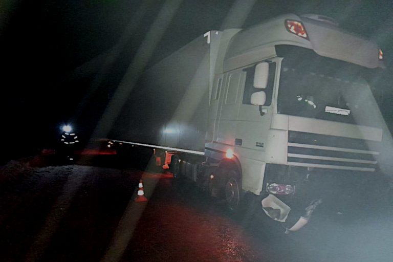 В Тверской области водитель и пассажир легковушки погибли в ДТП с фурой за час до Нового года