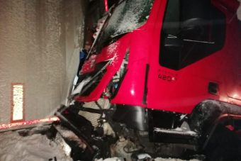 В столкновении трех фур и одной легковушки на трассе М-9 в Тверской области погиб мужчина