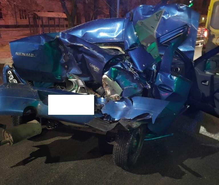 В Твери два человека получили серьезные травмы в ДТП с участием трех автомобилей из-за уснувшего водителя