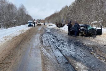Два человека пострадали при столкновении лесовоза и легковушек в Тверской области