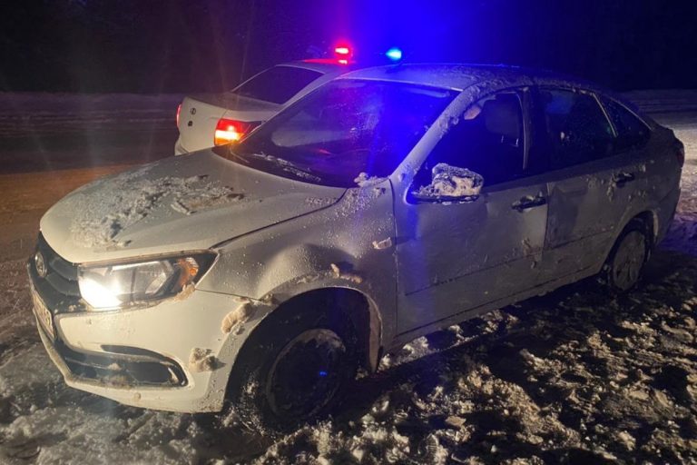 Под Тверью съехала в кювет и опрокинулась легковушка