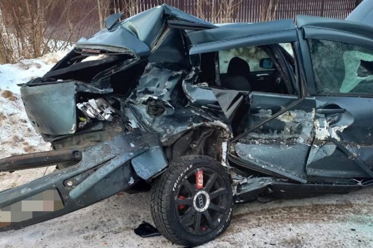 В Осташкове столкнулись Volkswagen Golf и УАЗ. Пострадали двое
