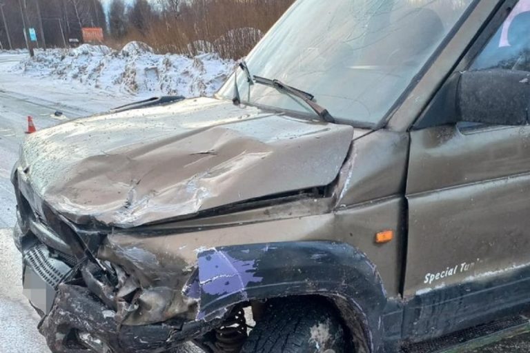 В Осташкове столкнулись Volkswagen Golf и УАЗ. Пострадали двое