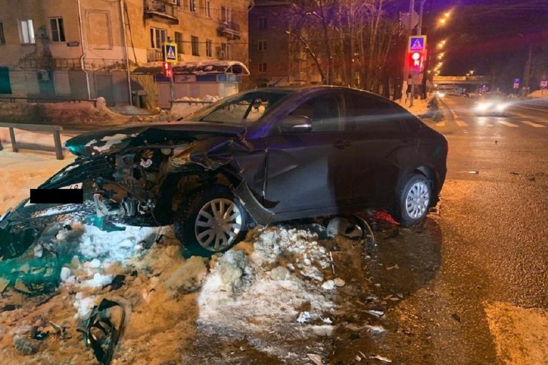 Два человека пострадали при столкновении легковушек в Вышнем Волочке