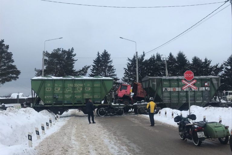 В Тверской области поезд врезался в самосвал