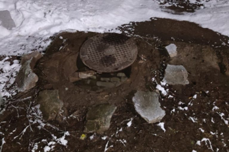 Житель Бежецка оказался под следствием, похитив крышку канализационного люка