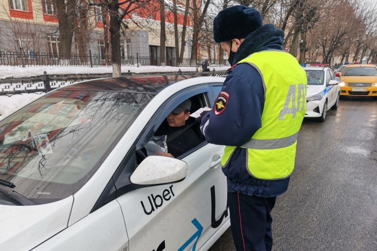 В Твери доставили в полицию 4 таксистов