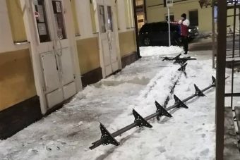 Металлическая конструкция упала на 17-летнюю девушку в Торжке Металлическая конструкция упала на 17-летнюю девушку в Торжке