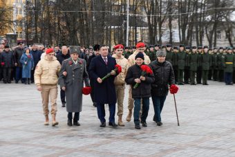 Губернатор и ветераны Великой Отечественной войны возложили цветы к Обелиску Победы