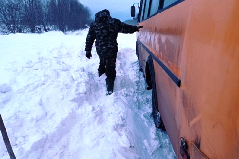Школьный автобус с детьми в Тверской области застрял в сугробах на дороге