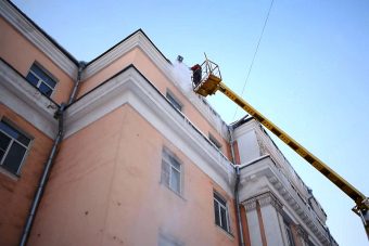 Управляющим компаниям Твери напомнили о штрафах за сосульки на домах