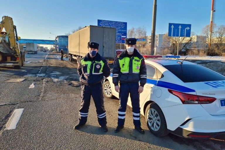 Тверские инспекторы ДПС помогли дальнобойщику, попавшему в непростое положение