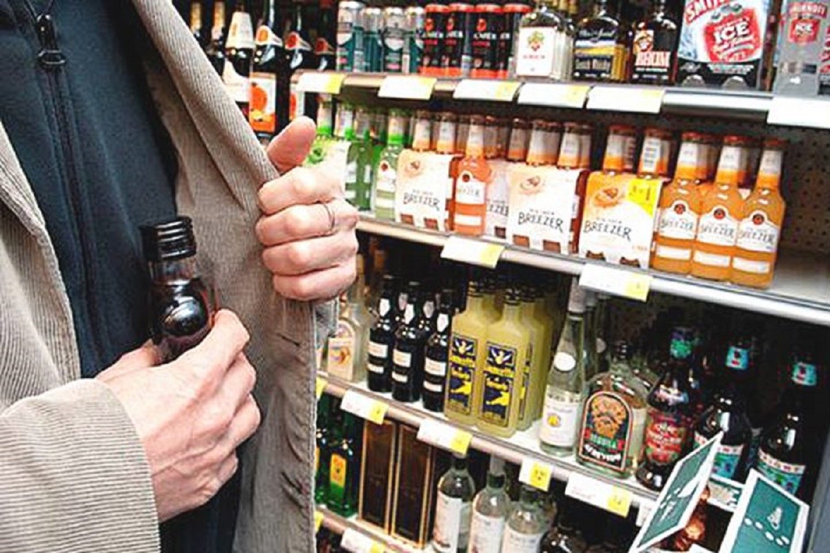 Алкогольный вор вынес из тверского магазина несколько бутылок крепких напитков