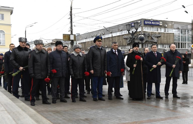 Губернатор и ветераны Великой Отечественной войны возложили цветы к Обелиску Победы