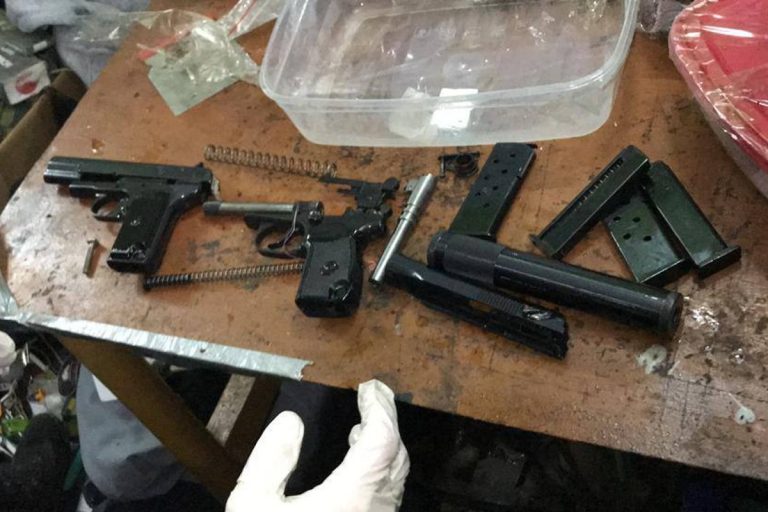 ФСБ задержала жителя Тверской области с поддельными документами и арсеналом оружия