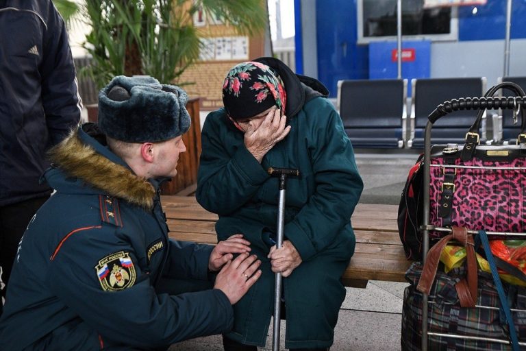 Губернатор Игорь Руденя посетил вынужденных переселенцев из Украины