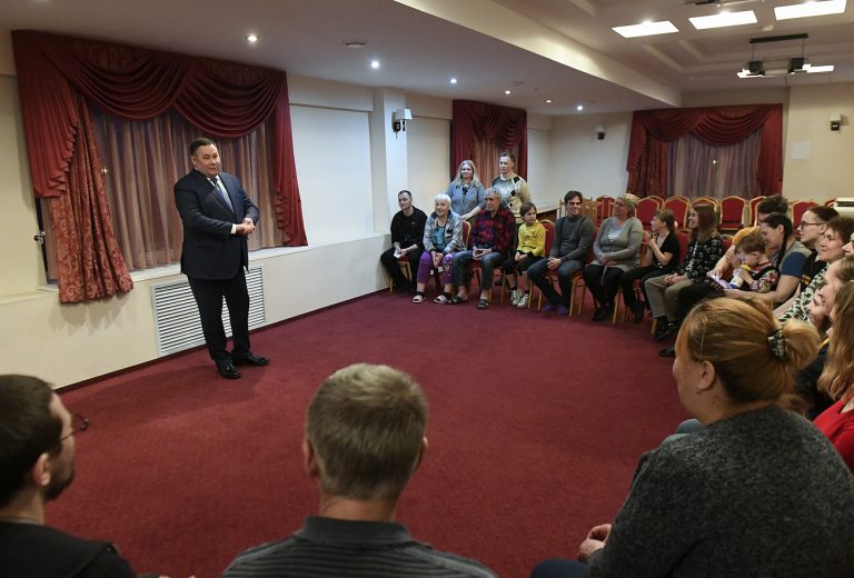Губернатор Игорь Руденя посетил вынужденных переселенцев из Украины