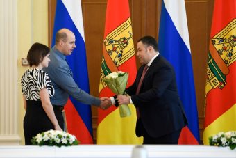 Игорь Руденя вручил жилищные сертификаты молодым семьям Тверской области