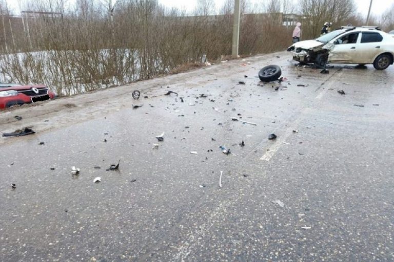 Два человека пострадали при столкновении легковушек в Бежецке