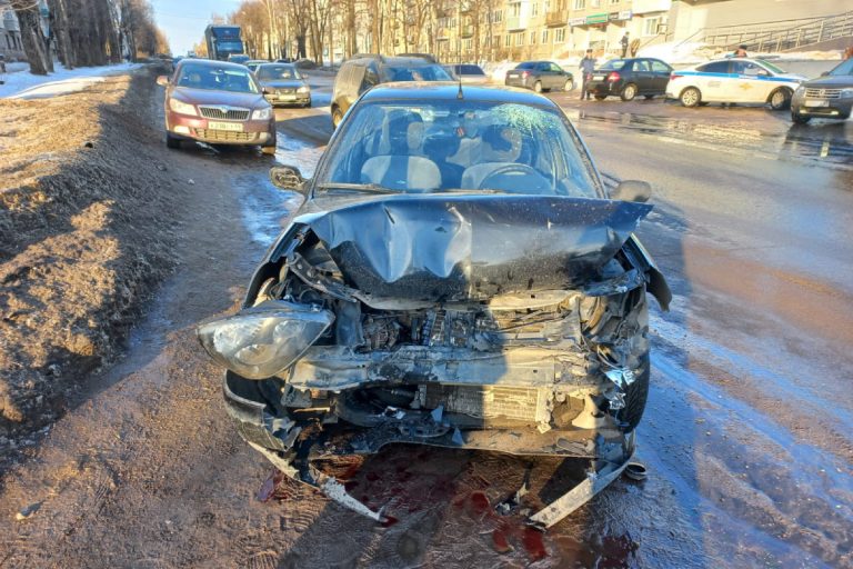 Два человека пострадали при столкновении легковушек в Торжке