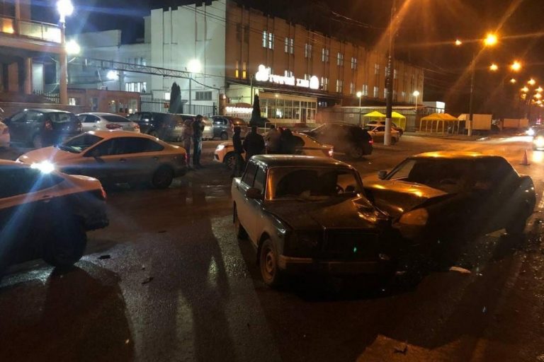 На улице Дарвина в Твери столкнулись 4 автомобиля