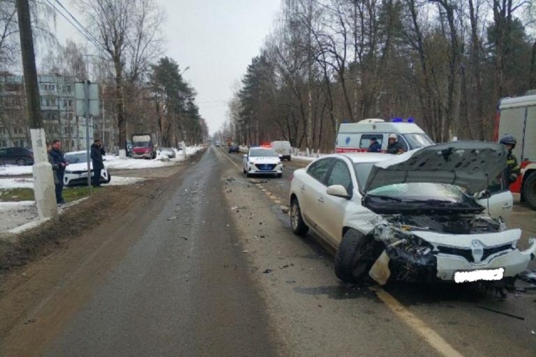 Два человека пострадали в тройном ДТП в Пролетарском районе Твери