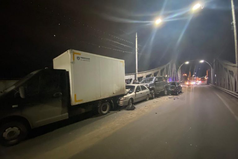 На Старом Волжском мосту в Твери столкнулись 4 автомибиля
