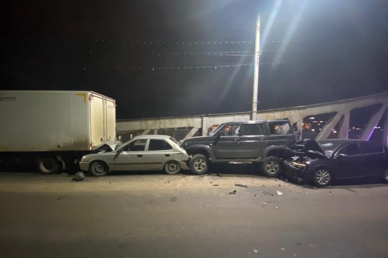 На Старом Волжском мосту в Твери столкнулись 4 автомибиля