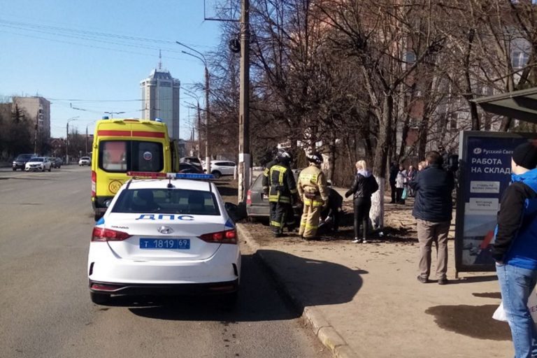 В Твери сбили мужчину, стоявшего на остановке