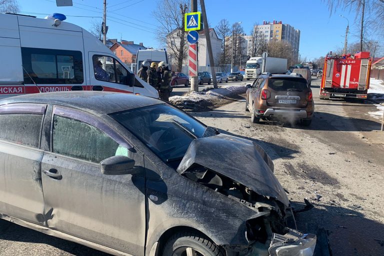 В Заволжском районе Твери столкнулись иномарка и "скорая"