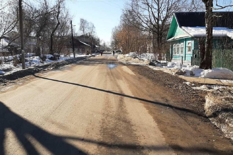Неустановленный водитель сбил 16-летнего подростка в Тверской области