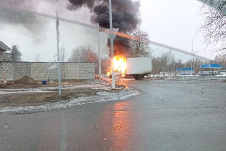 В Твери на автозаправке горела "Газель"