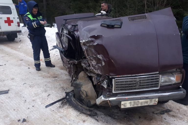 На трассе в Тверской области лоб в лоб столкнулись "Жигули" и "Нива"