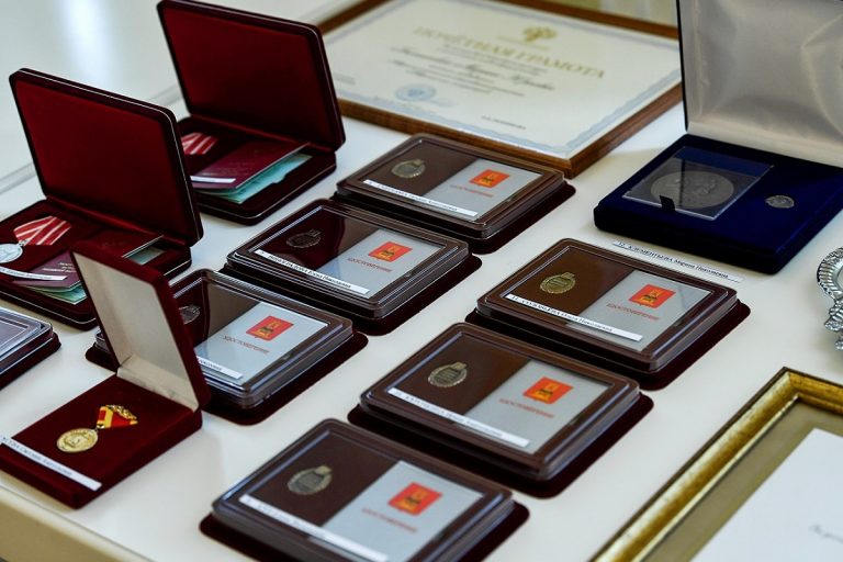 Губернатор Игорь Руденя вручил награды жительницам Верхневолжья