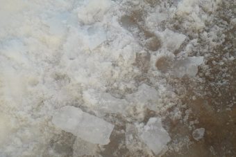 На жительницу Тверской области упала ледяная глыба