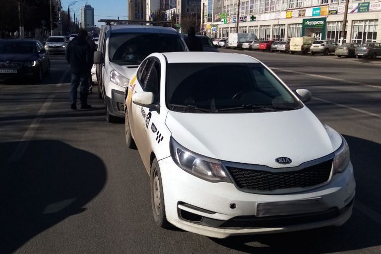 Один человек пострадал при столкновении трёх авто на улице Вагжанова в Твери