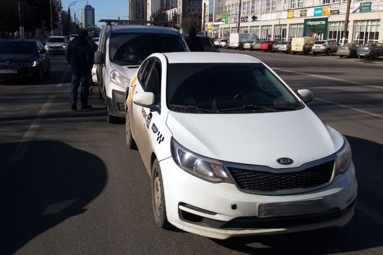 Один человек пострадал при столкновении трёх авто на улице Вагжанова в Твери Один человек пострадал при столкновении трёх авто на улице Вагжанова в Твери