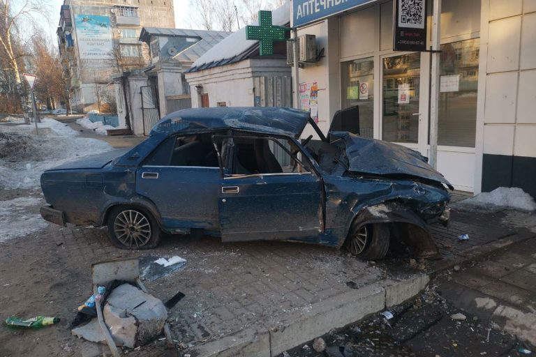 Водитель пострадал в перевернувшейся легковушке в Тверской области