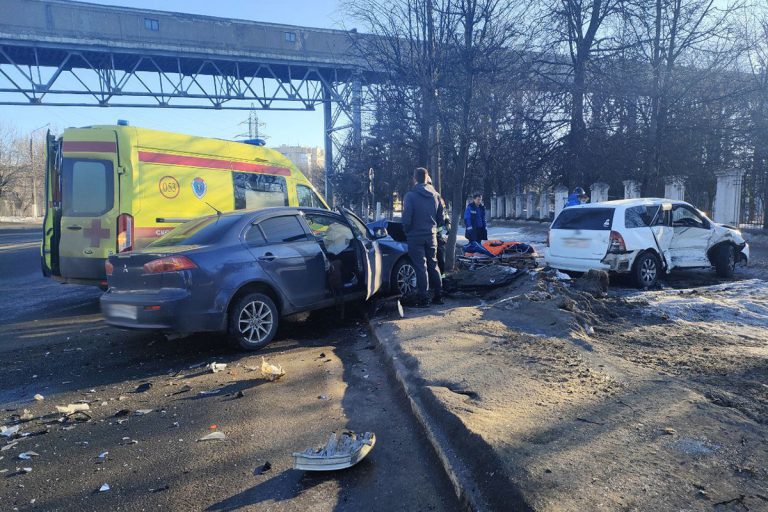 В Твери два человека пострадали в серьёзном ДТП на проспекте Калинина