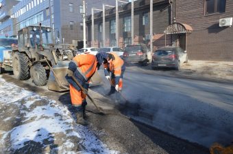 В Твери продолжается аварийно-ямочный ремонт дорог