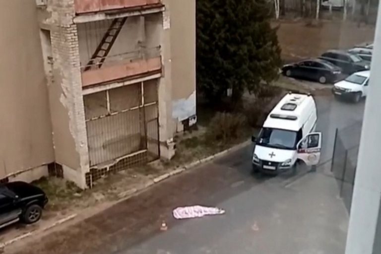 Жительница Твери разбилась насмерть, упав с пятого этажа