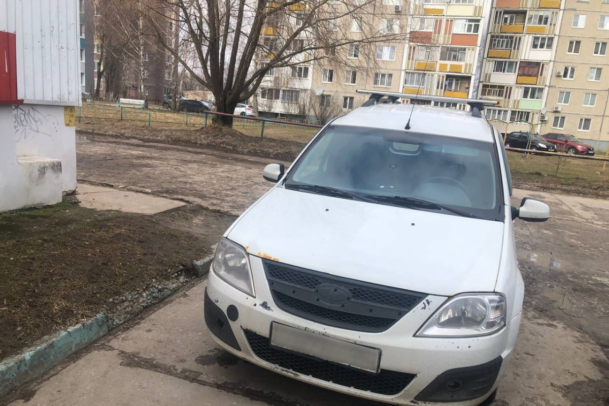 В Конаково водитель LADA Largus сбил во дворе дома 3-летнюю девочку и скрылся с места